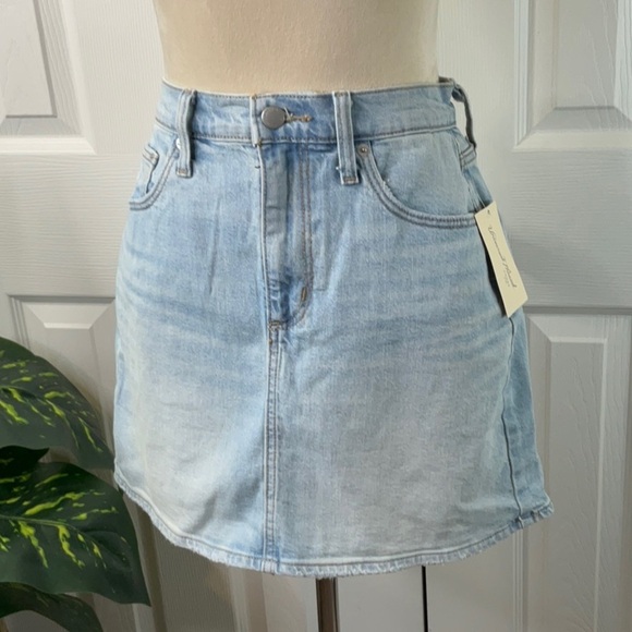 Universal Thread Women's Denim Mini Skirt, Light Wash Various Sizes - Picture 2 of 7